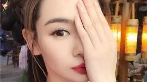 每日cp八卦杨幂和赵丽颖捂脸自拍杨幂返回18岁,赵丽颖太调皮,陈乔恩秀吃货本色
