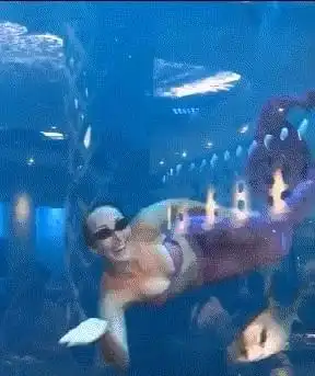 搞笑gif水里发现一位美人鱼,真的是超级美丽
