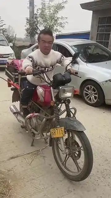 来吧骑上我的野摩托搞笑视频每个男人都有一个机车梦
