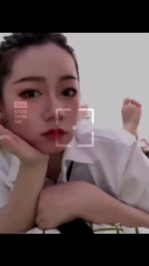 搞笑的小美女
