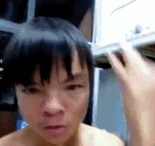 搞笑gif老板在台上讲重点,你却总想着吃,笑死我了
