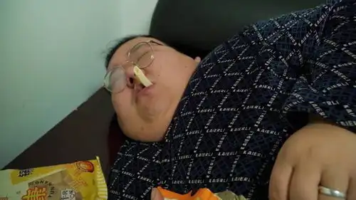 400斤小伙减肥没动力,媳妇自制香肠跳绳助减肥,结局太爆笑了
