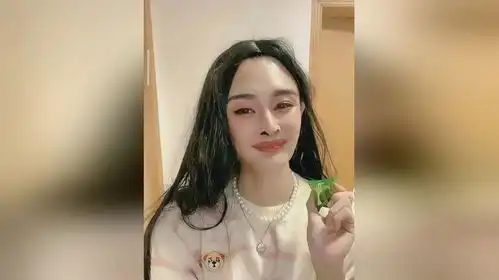 博主模仿杨幂左捂脸,被网友评价有点像又有点不像
