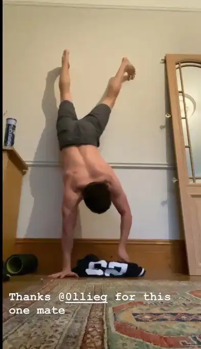 小蜘蛛汤姆赫兰德挑战倒立穿衣臂肌腹肌一览无余尽显好身材
