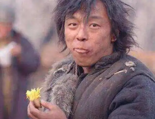 同是演乞丐,周星驰用手抓饭,刘德华落魄睡大街,杨颖是来搞笑的
