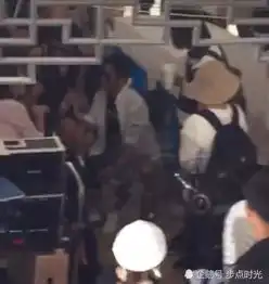 网友偶遇王宝强拍戏,造型似算命先生画面超搞笑
