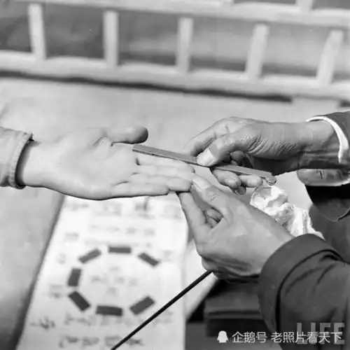 1947年陕西临潼一算命先生帮人算命现场实拍照片
