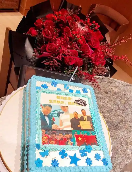 刘国梁43岁生日戴生日帽满脸幸福,两女儿搞怪,蛋糕的字成亮点
