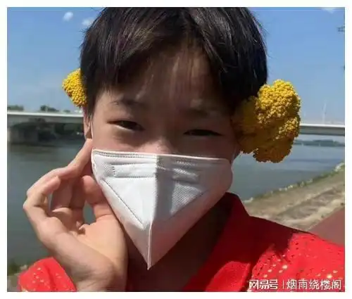 全红婵有多可爱为队友夺冠开心,自称搞笑女,和观众握手超认真
