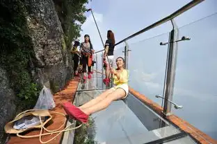 旅游实拍玻璃栈道的众生相,最后的美女很有胆量
