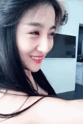 搞笑段子gif趣图通过姑娘的这个表情就能看出来,好像是出事了
