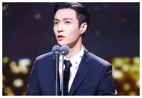 明星网购用啥名蔡徐坤自恋,张艺兴搞笑,而他改了性别
