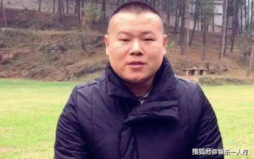 岳云鹏相声搞笑性格接地气,豪宅装修稳重内敛,生活幸福
