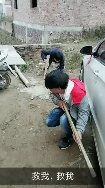 真人版爆笑吃鸡,没想到小伙遇见超强对手,最后和队友一起成盒
