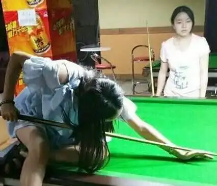 姑娘这么多人看着,怎么背个鱼就出门了
