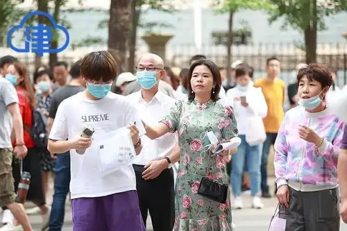 刚刚天津高考第天结束考场外全员花式应援亮了这些画面太难忘...

