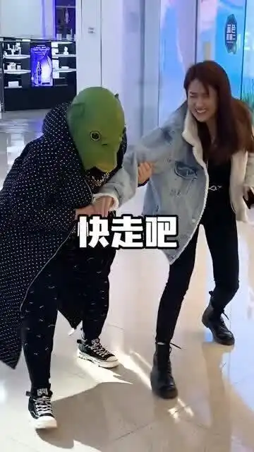 你们的丈母娘今天变成了鱼头人,姐姐还领着她去商场,真是太好笑了
