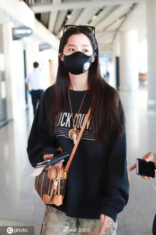 欧阳娜娜素颜现身皮肤状态能打自信有范儿时尚气质十足
