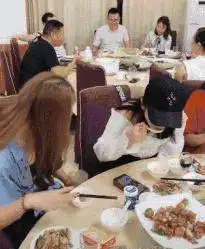 搞笑趣图哥们,手机烂了贴个创可贴管用吗
