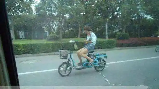 搞笑骑车图片妹子认真点好吗,不要手,还玩手机,太牛了看到第三个就笑的不行了hao123上网导航
