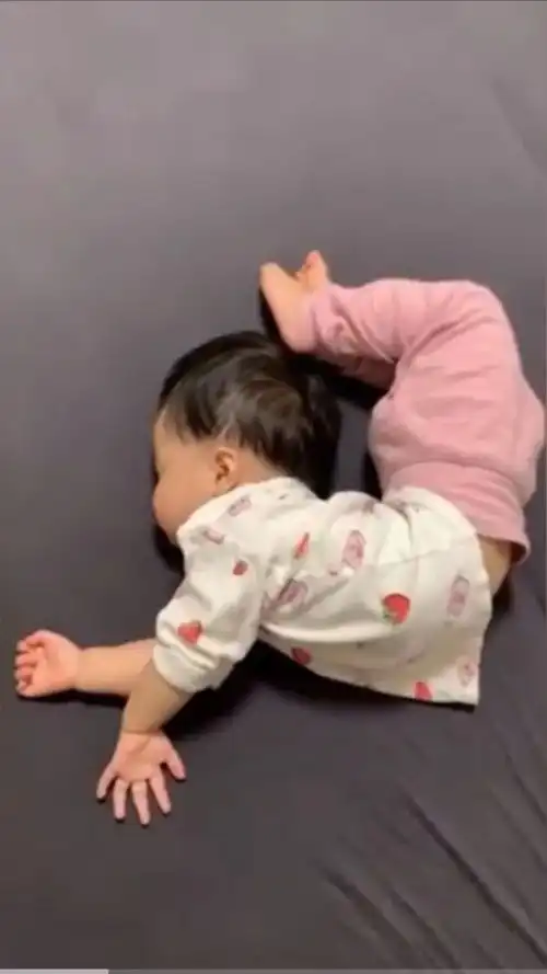 可怕的趴睡那些让人心惊胆战的睡眠姿势,你家宝宝解锁了几个
