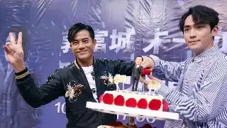 组图杨千嬅出席活动深v长裙身姿曼妙披西装干练
