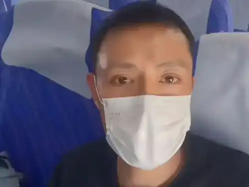 徐海为搞不懂坐飞机戴口罩的意义是什么,平时不摘,吃饭就能摘

