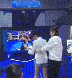 搞笑gif趣图看海豹做仰卧起坐,特别喜感
