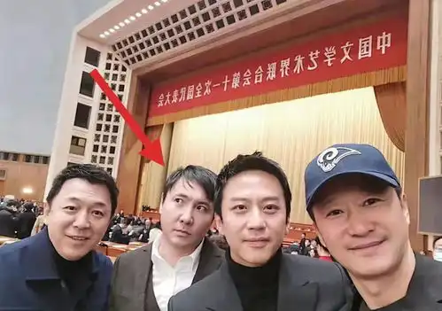 真的没人告诉沈腾这是在拍照吗沈腾到底在看什么

