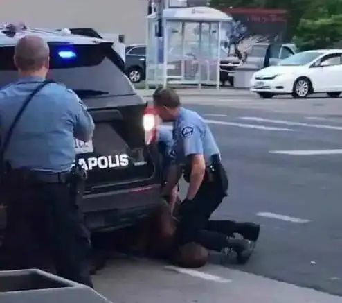 又一起爵士球星暴怒黑人小伙命丧警察手中手无寸铁游行被击毙
