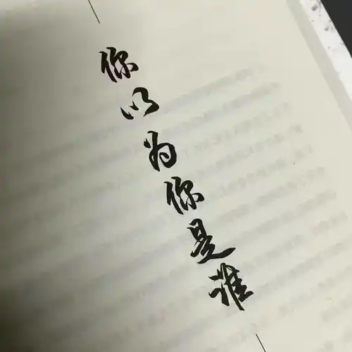 背景图金钱的触感是冰冷的,但爱人的手是温暖的
