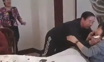 搞笑gif人老演技就是高,手捧蛋糕装摔到

