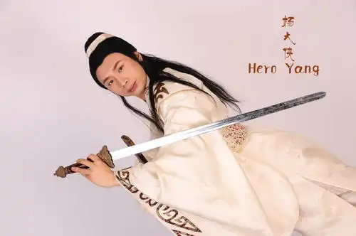 杨大侠恶霸气愤抽弯刀,追砍大侠十八招搞笑
