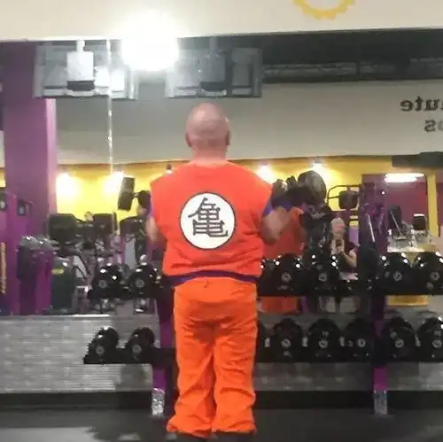 搞笑图片幽默段子笑话老哥,你都这么强了,还需要来健身吗
