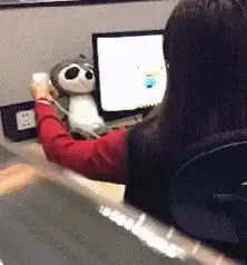 搞笑图片幽默段子笑话妹子,被人骗了吧,桌子上的插座是贴纸
