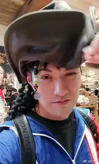 组图严屹宽杜若溪带女儿游迪士尼一家三口搞怪合影颜值高
