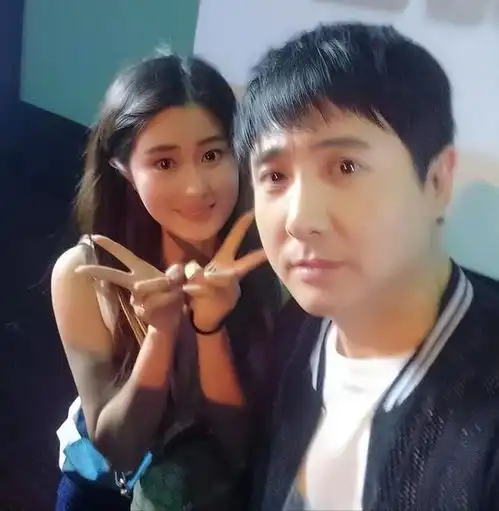 新瓜,网曝某中年男星专睡签约女艺人,把某漂亮女演员当长期p友
