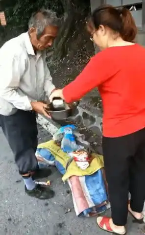 搞笑gif老人去医院看病没凳子,儿子用背当凳子
