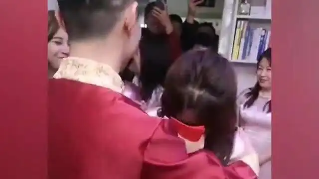 爆笑有些伴娘表面看起来不愿意,心里却很开心
