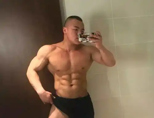 岳云鹏八块腹肌公狗腰曝光网友炸了你居然背地里偷偷练肌肉
