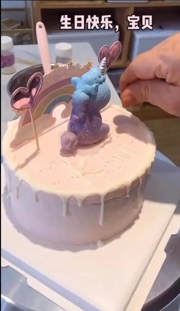 乔任梁妈妈为其冥诞制作粉色生日蛋糕,好友陈乔恩发文思念
