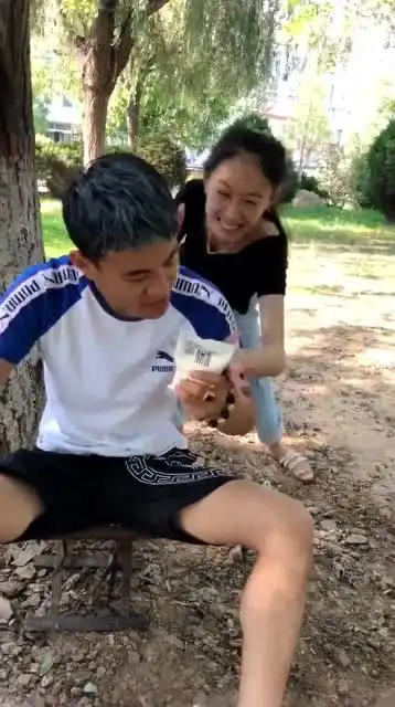 妹子用生命在作死,居然在公园恶搞壮小伙,一曲凉凉送给她
