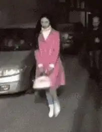 搞笑gif妹子,我就想看看你怎么出来

