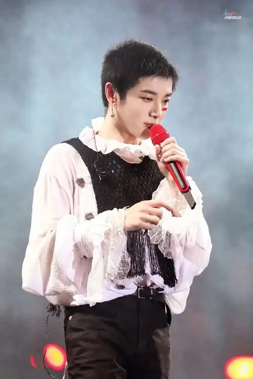 华晨宇壁纸祝最可爱的花花生日快乐,火星人永远都会爱你
