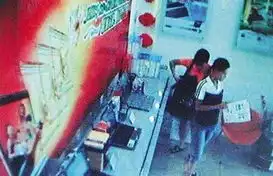 保安将小偷吊墙头示众5个小时细数各地悲催窃贼
