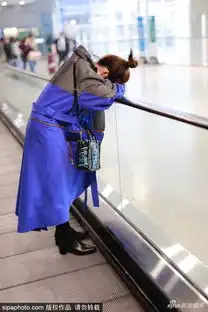 组图谭松韵潮装现身上海机场见跟拍捂脸扶电梯爆笑
