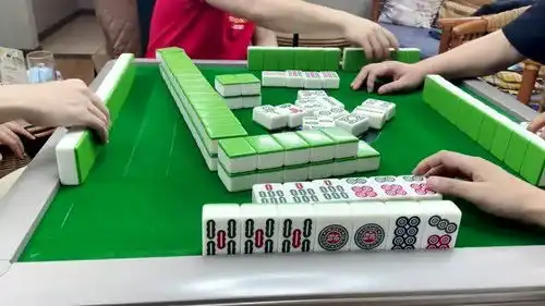 四川麻将麻友不按套路出牌,搞得我都不知道胡哪张牌好了
