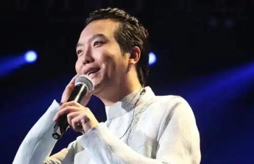41岁李玉刚搞笑变身乞丐晒灰头土脸近照,网友大呼认不出

