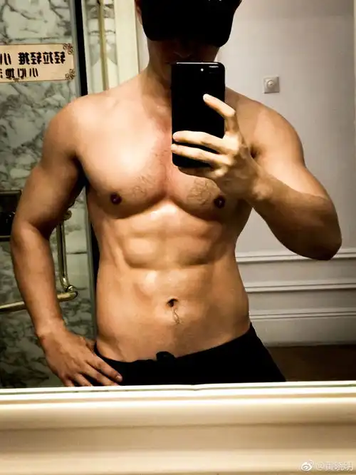 黄晓明吃草一周练出8块腹肌居然还和baby拍了重口味照片
