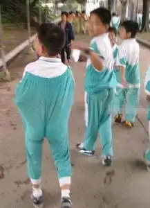 搞笑图片夏天来了,妹子们又可以这样玩游戏了

